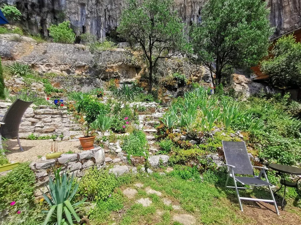 Gites Un Jardin Dans La Falaise Cabrerets Apartment