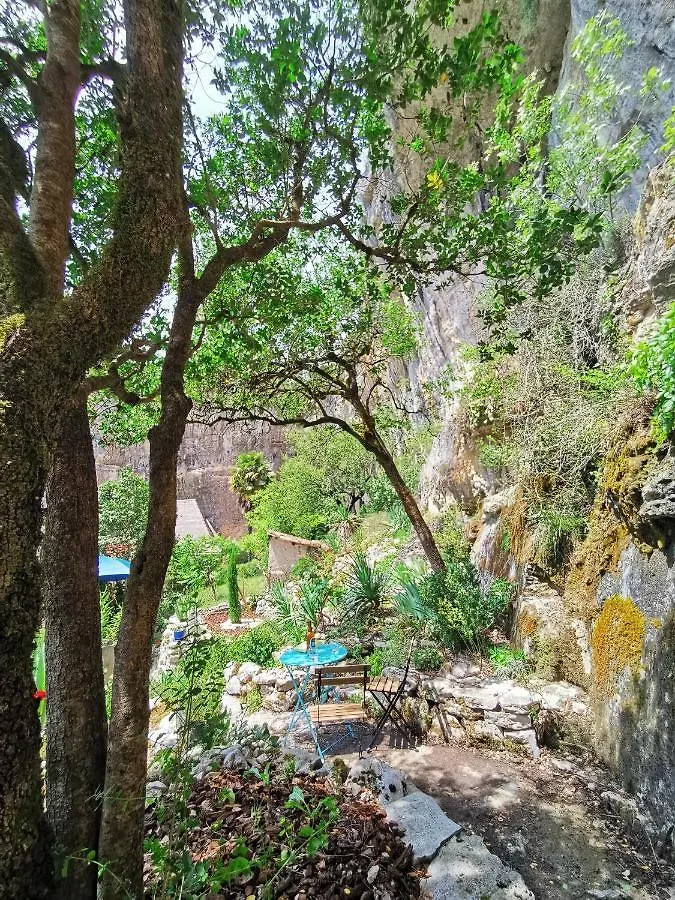 Gites Un Jardin Dans La Falaise Cabrerets