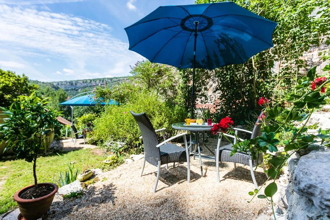 Gites Un Jardin Dans La Falaise Cabrerets