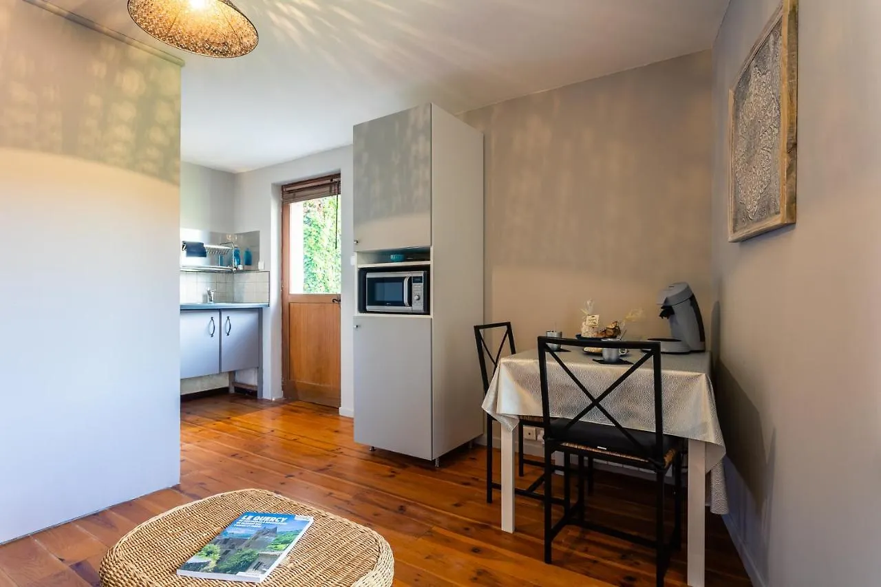Gites Un Jardin Dans La Falaise Cabrerets Apartment
