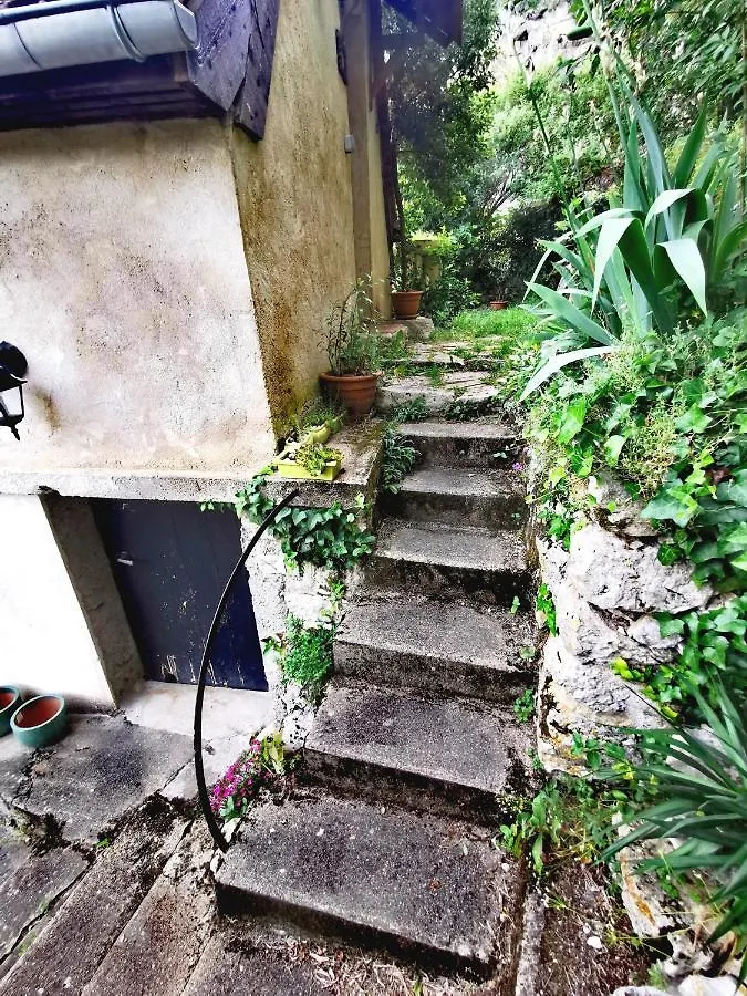 Apartment Gites Un Jardin Dans La Falaise Cabrerets France