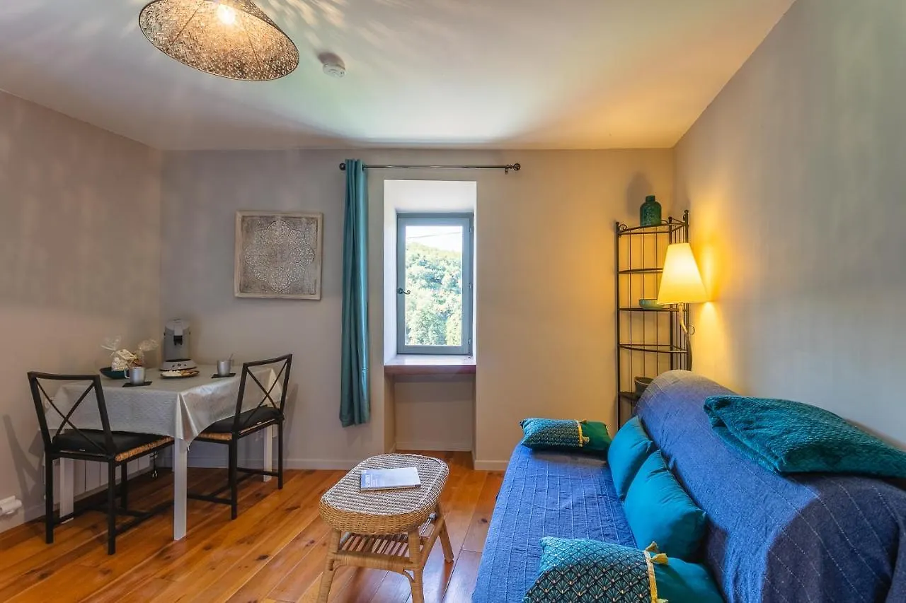 Gites Un Jardin Dans La Falaise Cabrerets Apartment